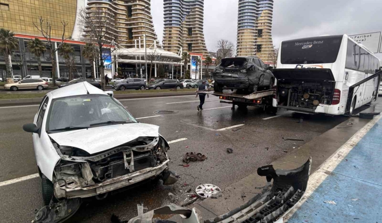 Kartal Sahili’nde zincirleme kaza: 1’i ağır 3 yaralı