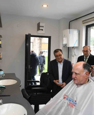 Altıeylül Belediyesi’nden emeklilere "Halk Berberi" hizmeti