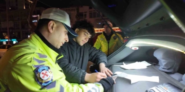 Egzoz sistemi mevzuata aykırı aracı 30 gün men edildi, "Samsun’dan tur atmak için geldim" dedi