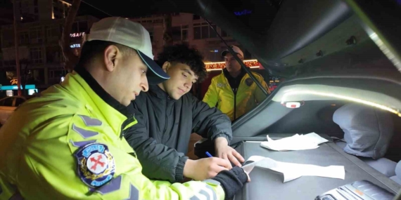 Egzoz sistemi mevzuata aykırı aracı 30 gün men edildi, "Samsun’dan tur atmak için geldim" dedi
