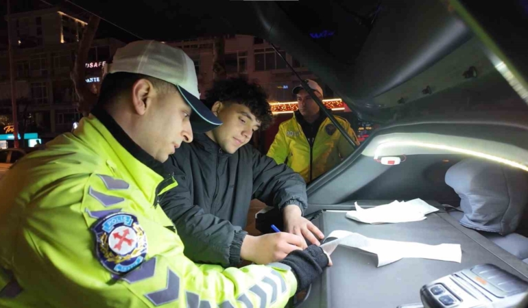 Egzoz sistemi mevzuata aykırı araç 30 gün trafikten men edildi