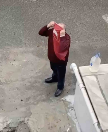 Yerde gördü, öperek yerine astı: İzleyenler duygulandı