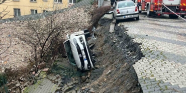 Üsküdar’da yol çöktü: Otomobil çukura düştü