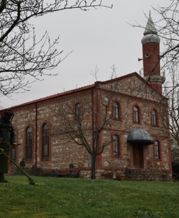 Kartepe’de bayram öncesi camilerde temizlik çalışması yapıldı