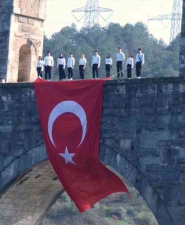 Sultangazi’de istiklal ruhu tarihi mekanlarla buluştu: Gençlerden anlamlı klip