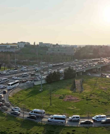 Bahçelievler Çobançeşme Kavşağı’ndaki trafiğe vatandaşlardan tepki