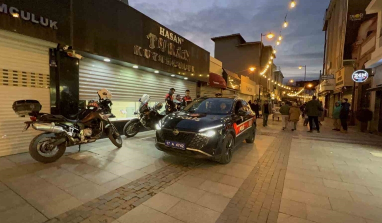 Çanakkale’de kar vaadiyle vatandaşları dolandıran kuyumcunun işletmesinde yapılan incelemede sahte altınlar ortaya çıktı