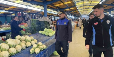 Meyve sebze pazarında fiyat etiketi denetimi