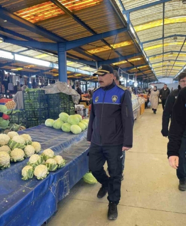 Meyve sebze pazarında fiyat etiketi denetimi