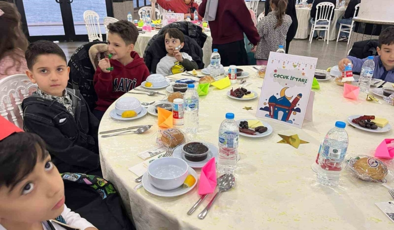 Merih Demiral’dan ilkokul öğretmenine jest