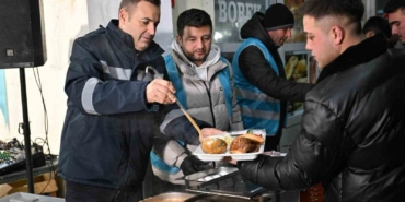 Başkan Ahmet Akın, sahurunu hal esnafıyla birlikte yaptı