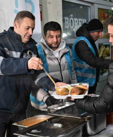 Başkan Ahmet Akın, sahurunu hal esnafıyla birlikte yaptı