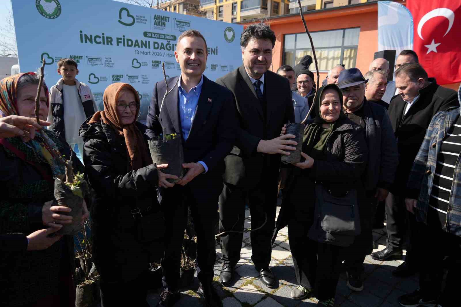 Havran’da 102 çiftçiye 2 bin 500 incir fidanı dağıtıldı