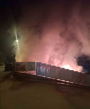 Üsküdar’da şantiyede işçilerin kaldığı konteynerlerde yangın