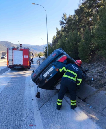 Kontrolden çıkan otomobil su kanalına devrildi