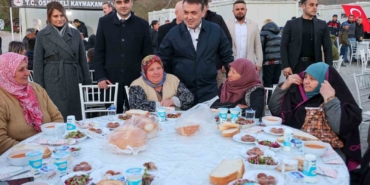 Büyük yangın sonrası yaralarını saran vatandaşlar iftarda bir araya geldi