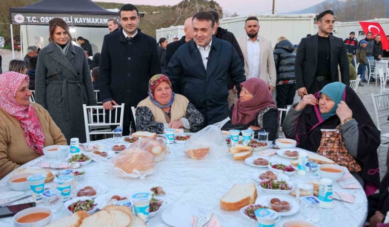 Büyük yangın sonrası yaralarını saran vatandaşlar iftarda bir araya geldi
