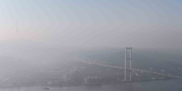 İstanbul güne sisle uyandı: Edirnekapı’da sis bulutları arasında dalgalanan Türk Bayrağı görsel şölen sundu