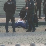 Kendisine istismarda bulunduğunu iddia ettiği şahsı adliye önünde kalbinden bıçakladı