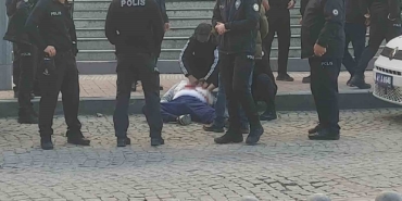 Kendisine istismarda bulunduğunu iddia ettiği şahsı adliye önünde kalbinden bıçakladı