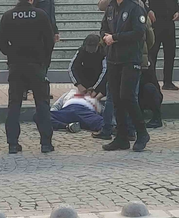 Kendisine istismarda bulunduğunu iddia ettiği şahsı adliye önünde kalbinden bıçakladı