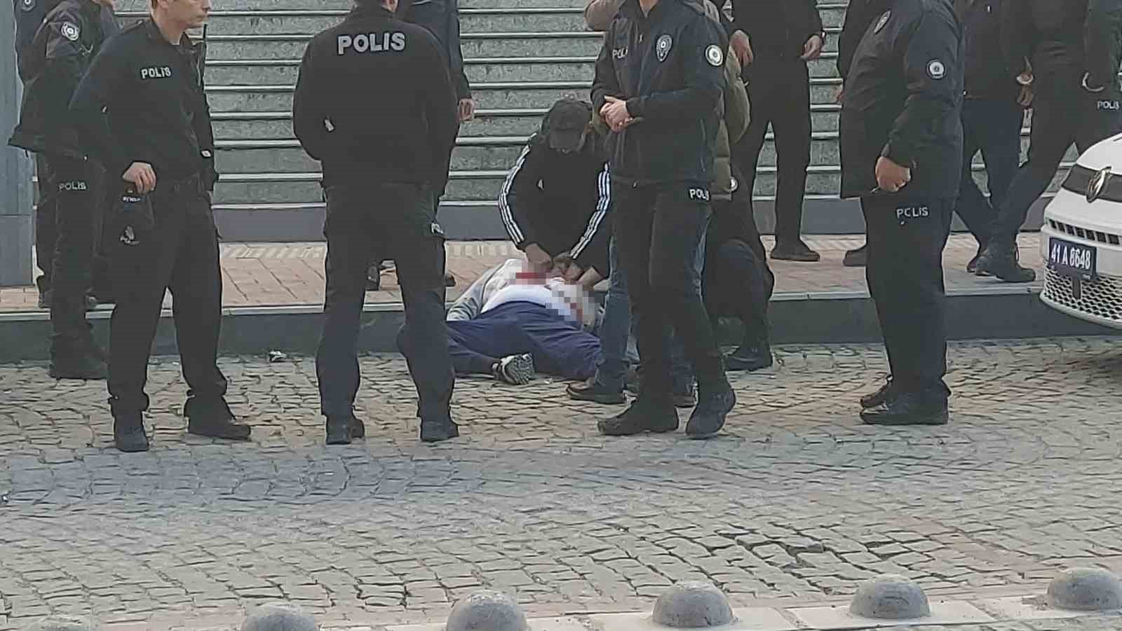 Kendisine istismarda bulunduğunu iddia ettiği şahsı adliye önünde kalbinden bıçakladı