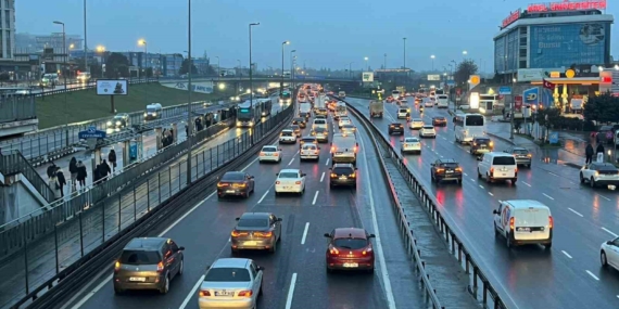 İstanbul’da bayram sonrası haftanın ilk günü sabah saatlerinde trafik yoğunluğu oluştu
