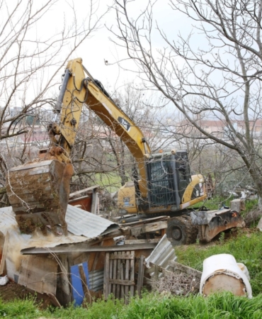 Nilüfer’de kaçak barakalar yıkıldı