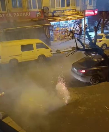 Küçükçekmece’de havai fişekli kutlama sırasında ortalık karıştı