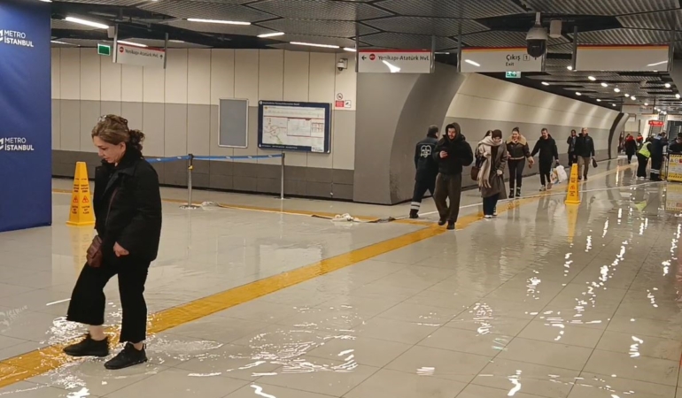 Yenibosna Metro durağını su bastı