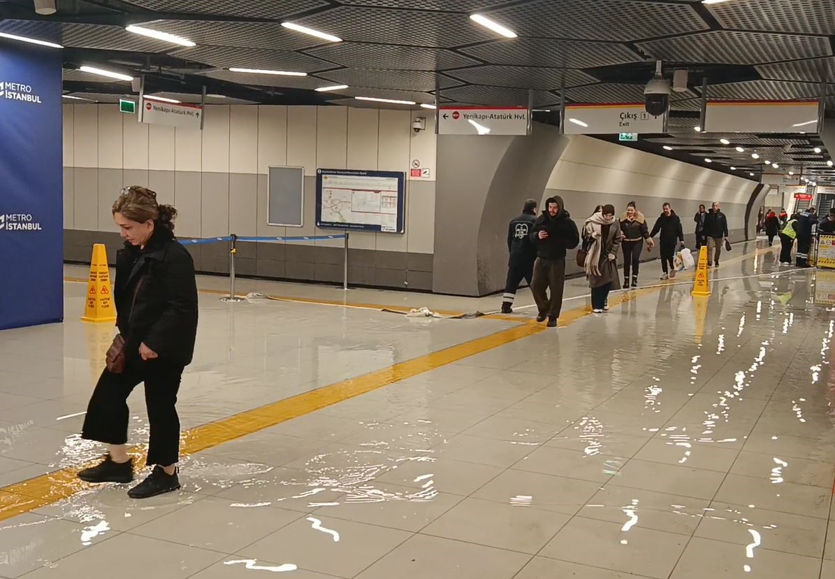 Yenibosna Metro durağını su bastı