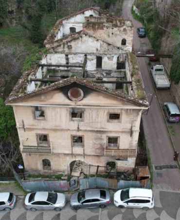 156 yıllık tarihi bina yangında zarar gördü