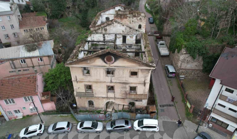 156 yıllık tarihi bina yangında zarar gördü