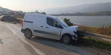 İki otomobil kafa kafaya çarpıştı: 1 yaralı