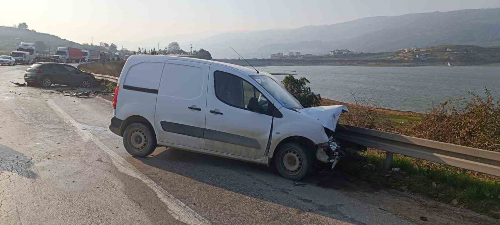 İki otomobil kafa kafaya çarpıştı: 1 yaralı