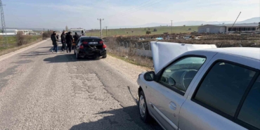 Yol üzerindeki kalas parçası kazaya sebep oldu, 2 yaralı