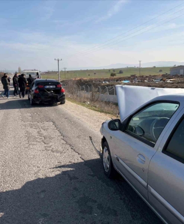 Yol üzerindeki kalas parçası kazaya sebep oldu, 2 yaralı