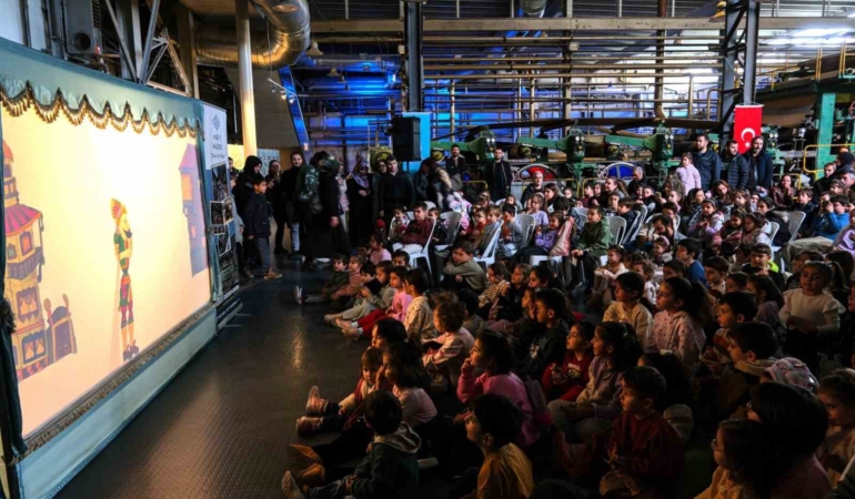 Çocuklar geleneksel gölge gösterisi ile eğlenceli anlar yaşadı