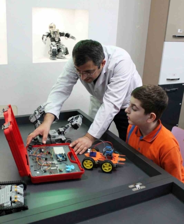 İhlas Koleji öğrencileri TÜBİTAK bölge finallerinde: 19 bin proje arasından çifte başarı