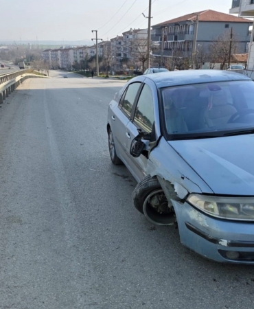 Keşan’da refüje çarpan otomobilin sürücüsü yaralandı