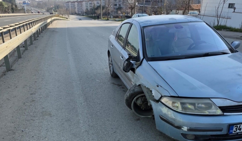 Keşan’da refüje çarpan otomobilin sürücüsü yaralandı