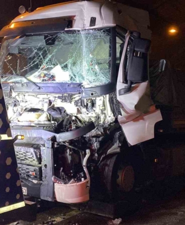 TEM’de tünel içinde 4 araç çarpıştı, sıkışan tır sürücüsü yaralandı