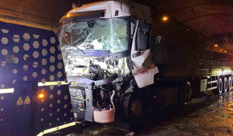 TEM’de tünel içinde 4 araç çarpıştı, sıkışan tır sürücüsü yaralandı