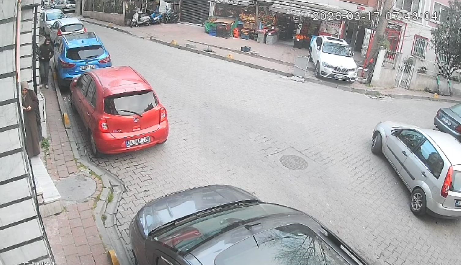 Fatih’te kapkaççı, kadının elindeki telefonu çaldı