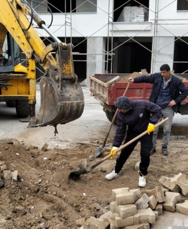 Edremit Belediyesi Altınkum’da ve Kadıköy’de yolları yeniliyor