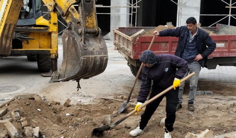 Edremit Belediyesi Altınkum’da ve Kadıköy’de yolları yeniliyor