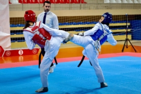 Genç tekvandocular Bilecik’te madalya için mücadele ediyor