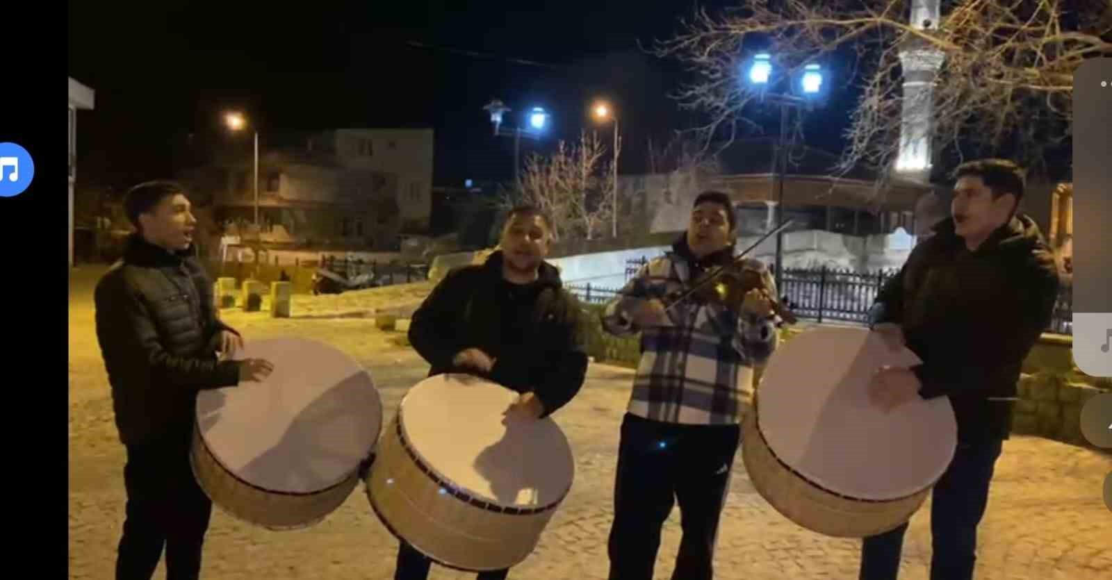 Yaklaşık bir asırdır sahura şarkılarla uyanıyorlar