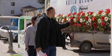 8 Mart’ta Kestel çiçek açtı...Kadınlar için bilboardların altına çiçek bırakıldı