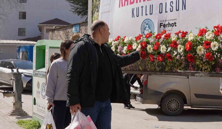 8 Mart’ta Kestel çiçek açtı...Kadınlar için bilboardların altına çiçek bırakıldı